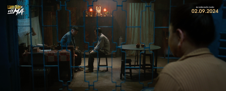 Hình ảnh Lanh bị trói chân bằng xích sắt, còn nhân vật của diễn viên Lê Giang đang bê mâm cơm đứng ngoài cửa sổ nhìn vào gợi mở rất nhiều bí ẩn.