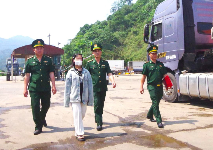 Bé gái 13 tuổi bị bán sang Lào được giải cứu an toàn và đang trên đường về cửa khẩu quốc tế Cầu Treo - Ảnh: T.M.