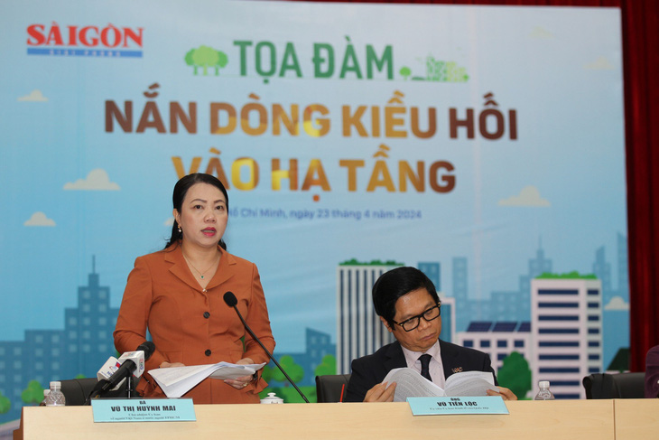 Bà Vũ Thị Huỳnh Mai, chủ nhiệm Ủy ban về người Việt Nam ở nước ngoài TP.HCM, phát biểu tại tọa đàm - Ảnh: A.H