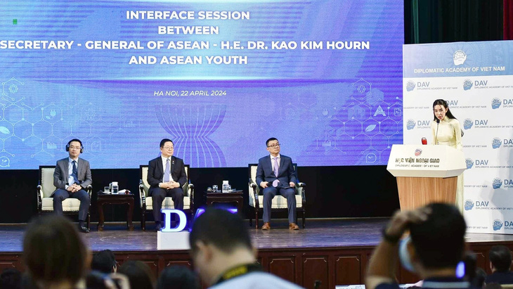 Hoa hậu Nguyễn Thúc Thùy Tiên chia sẻ tại cuộc đối thoại của thanh niên với Tổng thư ký ASEAN Kao Kim Hourn - Ảnh: HỒNG NGUYỄN
