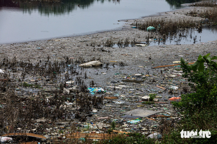 Ô nhiễm trên sông Ngũ Huyện Khê ngày một trầm trọng - Ảnh: D.KHANG