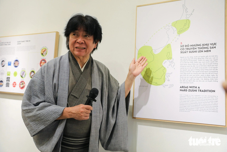Giáo sư Hibino Terutoshi chia sẻ ông có hơn 35 năm "vui chơi có kiến thức" về món sushi - Ảnh: DANH KHANG