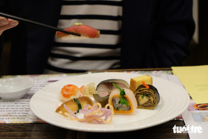 Thế giới sushi Nhật Bản phong phú; trong ảnh là sushi mì soba, sushi viên tròn, sushi rau củ, sushi hoa anh đào, sushi cá basa ngâm giấm, sushi cá ngừ trộn xì dầu, sushi bánh đúc Nhật và sushi trứng nướng - Ảnh: ĐẬU DUNG