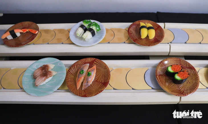 Món sushi quen thuộc nhất ở Nhật Bản có lẽ là nigiri-zushi được phục vụ tại nhà hàng kaiten sushi (sushi băng chuyền) - Ảnh: DANH KHANG