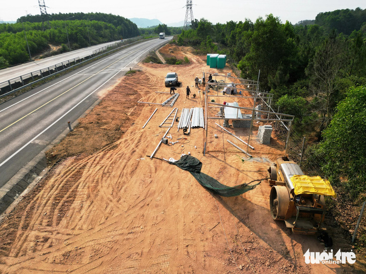 Hai trạm dừng nghỉ tạm thời được Ban quản lý dự án đường Hồ Chí Minh dựng lên ở hai bên tuyến đường cao tốc Cam Lộ - La Sơn - Ảnh: THƯỜNG XUÂN