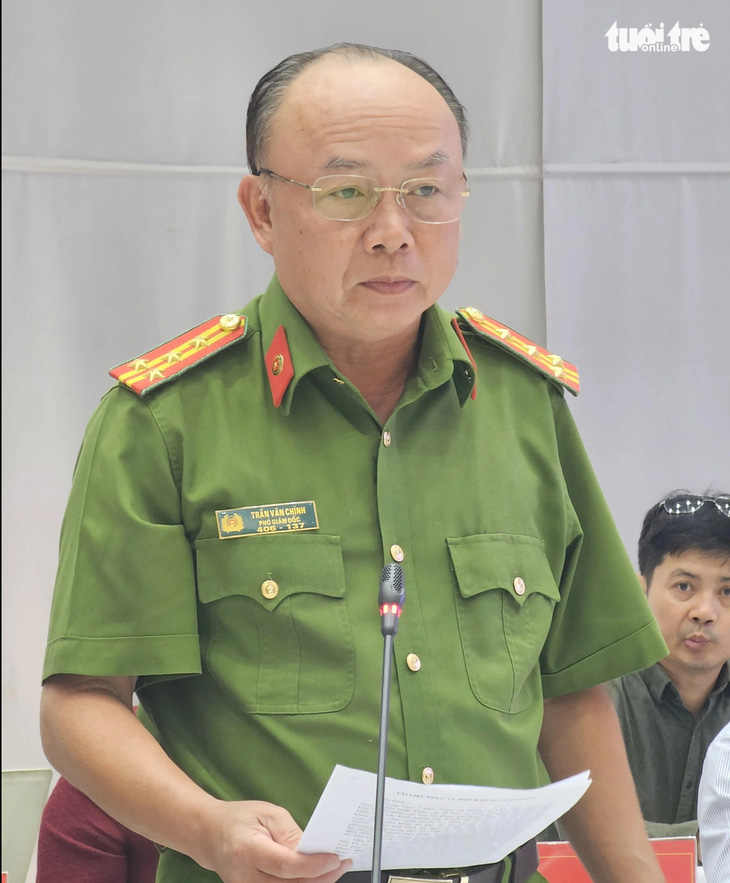 Đại tá Trần Văn Chính - phó giám đốc Công an tỉnh Bình Dương - trả lời tại họp báo chiều 23-4 - Ảnh: BÁ SƠN