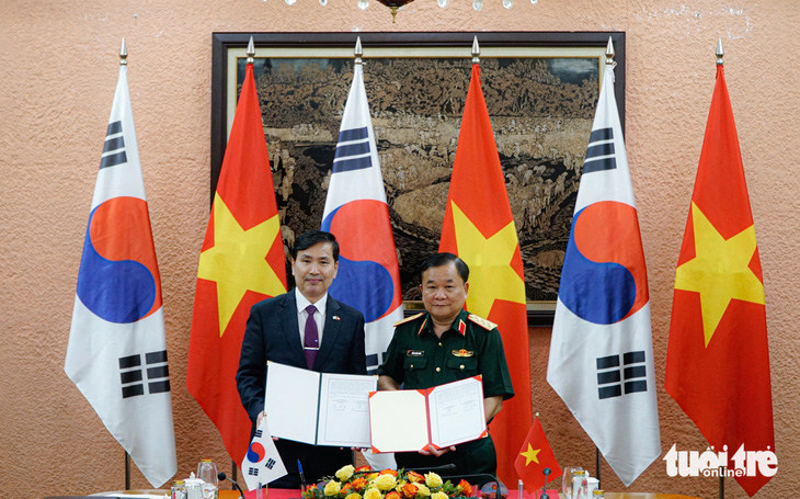 Thứ trưởng Bộ Quốc phòng Việt Nam Hoàng Xuân Chiến và Thứ trưởng Bộ Quốc phòng Hàn Quốc ký biên bản Đối thoại chính sách quốc phòng Việt Nam - Hàn Quốc lần thứ 11 - Ảnh: NGUYỄN HIỀN