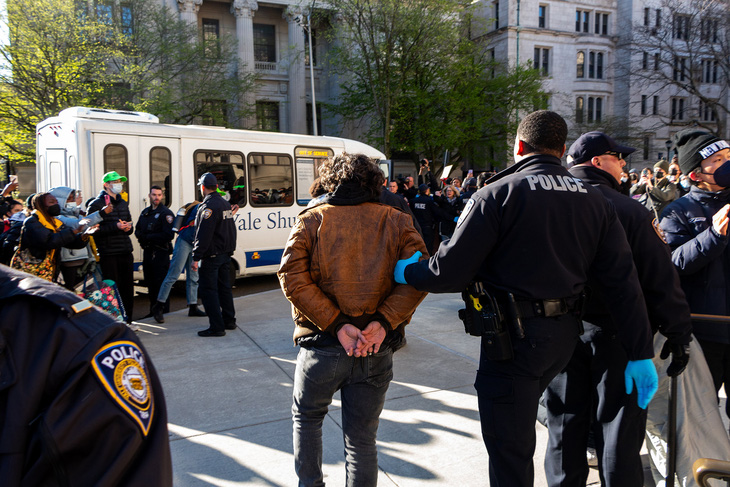 Cảnh sát bắt giữ người biểu tình ở Đại học Yale, ngày 22-4 - Ảnh: YALE DAILY NEWS