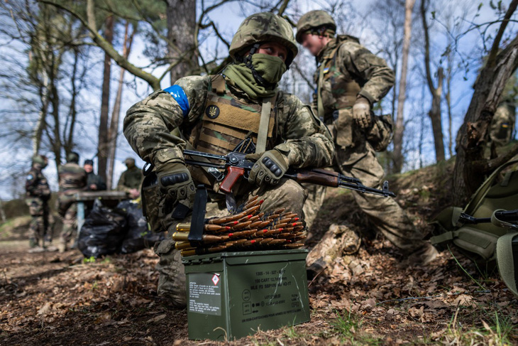 Binh sĩ Ukraine tham gia huấn luyện cùng quân nhân Pháp tại Ba Lan, ngày 4-4 - Ảnh: AFP