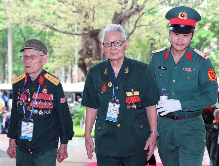 Cựu chiến binh, thanh niên xung phong tham gia chiến dịch Điện Biên Phủ gặp mặt ở thủ đô Hà Nội - Ảnh: TRỌNG ĐỨC