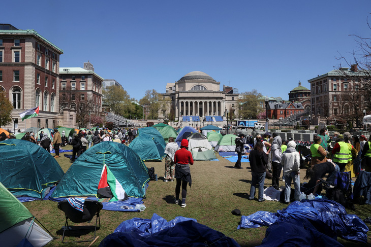 Sinh viên biểu tình ủng hộ người Palestine trong khuôn viên Đại học Columbia, New York, ngày 22-4 - Ảnh: REUTERS