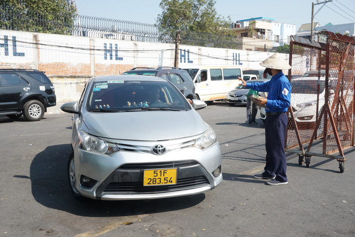 Người dân đưa xe đi kiểm định tại một trung tâm đăng kiểm ở TP.HCM - Ảnh: ĐỨC PHÚ
