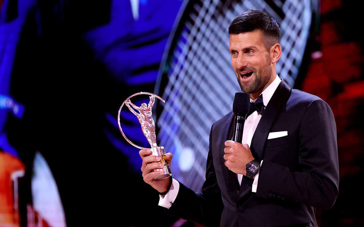 Vượt qua Messi, Djokovic đoạt 