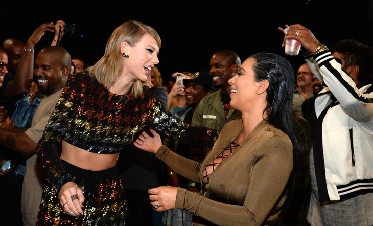 Kim Kardashian và Taylor Swift trong một sự kiện - Ảnh: Getty