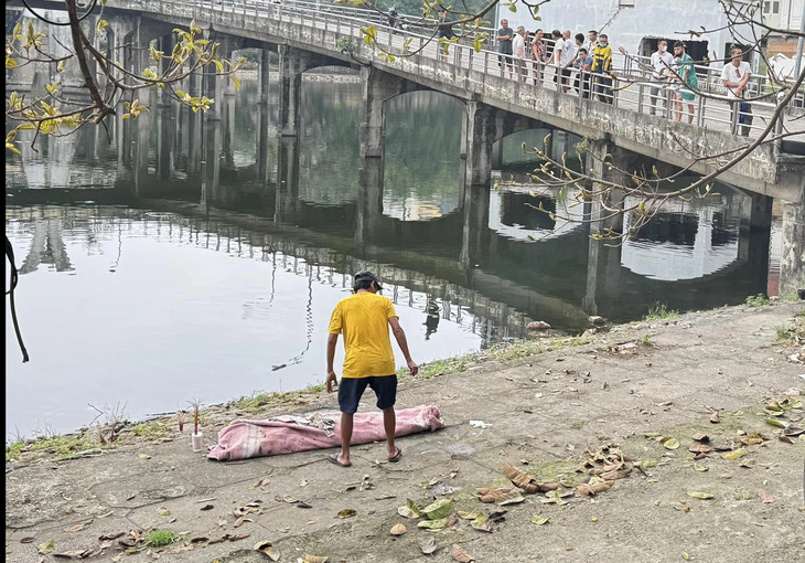 Khu vực phát hiện thi thể cô gái ở hồ thuộc phường Thanh Nhàn - Ảnh: M.T.