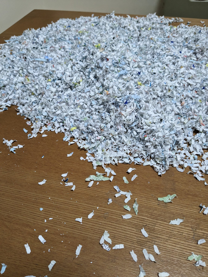 Tờ 10.000 yen bị hủy thành hàng trăm mảnh vụn, lẫn vào đống giấy lộn đã bị cắt trước đó.