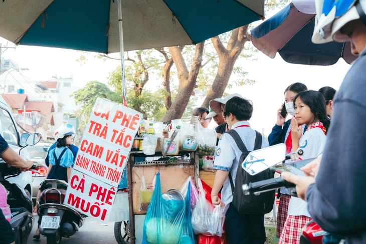 Các xe hàng rong buôn bán đồ ăn, thức uống cho học sinh trước cổng Trường THCS Hoàng Hoa Thám (quận Tân Bình, TP.HCM) - Ảnh: THANH HIỆP