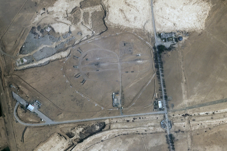 Vết cháy sém xung quanh vị trí đặt radar của hệ thống S-300 tại sân bay Isfahan được chụp từ vệ tinh ngày 22-4 - Ảnh: PLANET LABS