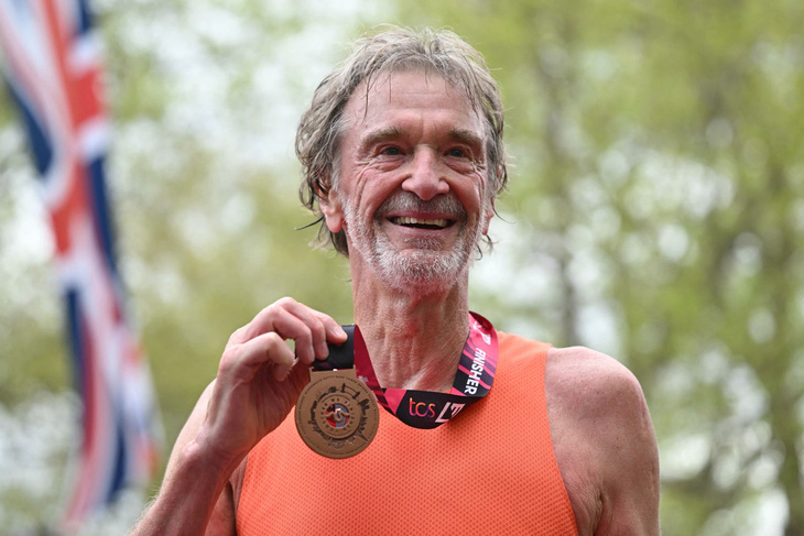 Tỉ phú Jim Ratcliffe để lại thông điệp rõ ràng khi tham dự Giải London marathon - Ảnh: AFP