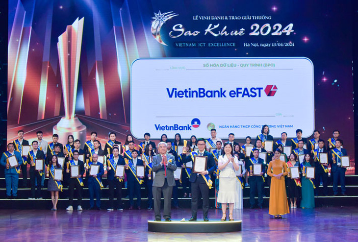 Đại diện VietinBank nhận giải thưởng Sao Khuê cho sản phẩm Giải ngân & Bảo lãnh online dành cho doanh nghiệp trên nền tảng VietinBank eFAST - Ảnh: VTB