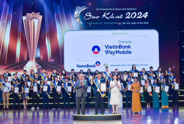 Ông Lê Anh Tuấn - phó phòng ngân hàng số, khối bán lẻ VietinBank - nhận Giải thưởng Sao Khuê cho Ứng dụng Ngân hàng số VietinBank iPay Mobile - Ảnh: VTB