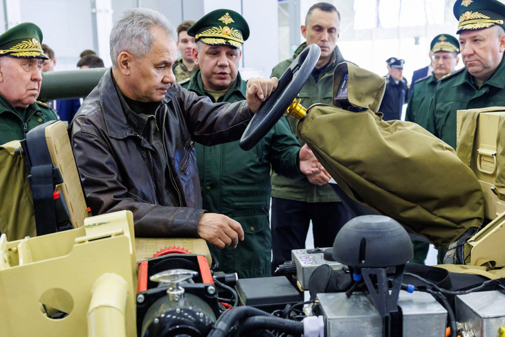 Bộ trưởng Quốc phòng Nga Sergei Shoigu thăm triển lãm quân sự về những phát triển khoa học và kỹ thuật mới trong hệ thống hậu cần hỗ trợ lực lượng vũ trang Nga, Matxcơva, ngày 16-4 - Ảnh: AFP
