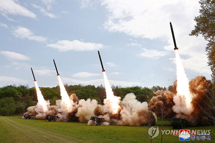 Hình ảnh pháo binh tên lửa đa nòng siêu lớn của Triều Tiên được Hãng thông tấn trung ương Triều Tiên công bố hôm 23-4 - Ảnh: KCNA