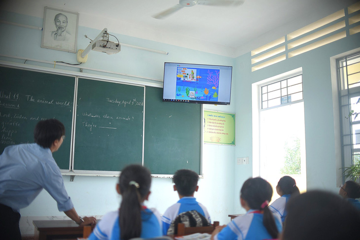 Thầy Phan Khắc Đáp khởi động ứng dụng tại lớp cho các em học sinh - Ảnh: LÂM THIÊN