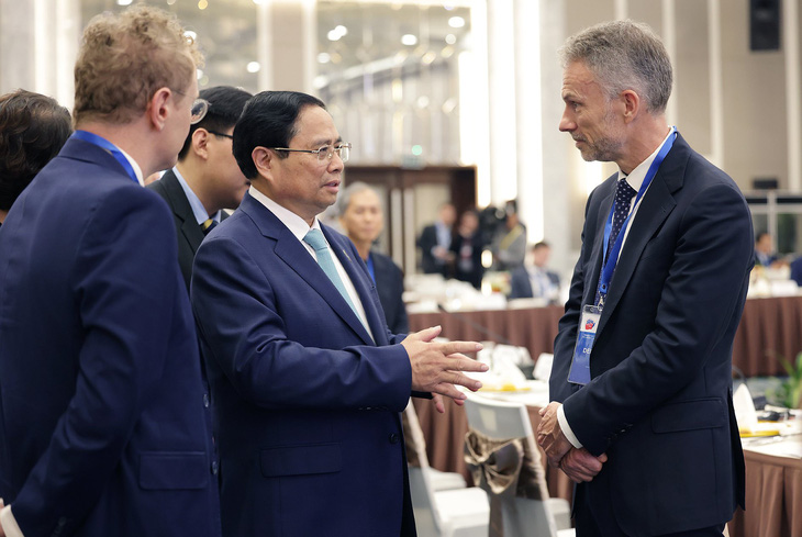 Thủ tướng Phạm Minh Chính trao đổi với đại diện doanh nghiệp tại tọa đàm về kinh tế số - Ảnh: VGP