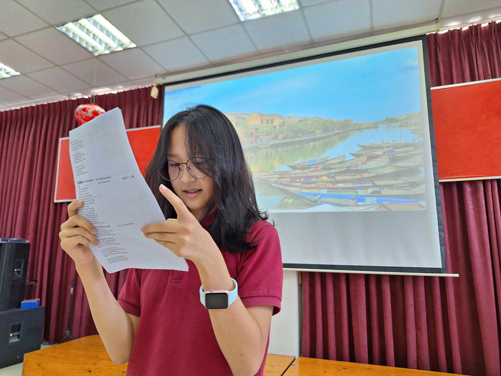 Chen Joing Fei - lớp 6, người Đài Loan - đang đọc đoạn thơ về mẹ trong cuộc thi tập đọc tiếng Việt - Ảnh: TRỌNG NHÂN