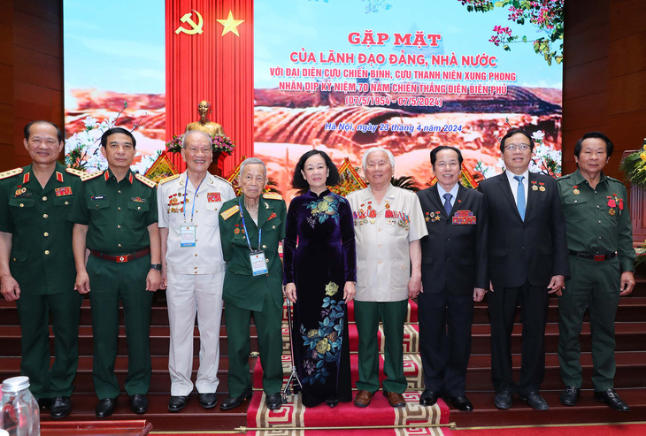 Lãnh đạo Đảng, Nhà nước gặp mặt đại biểu cựu chiến binh, thanh niên xung phong trực tiếp tham gia Chiến dịch Điện Biên Phủ - Ảnh: TRỌNG ĐỨC