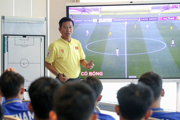 HLV Hoàng Anh Tuấn rút kinh nghiệm cho các cầu thủ U23 Việt Nam những tình huống ở trận thắng 2-0 trước U23 Malaysia - Ảnh: VFF