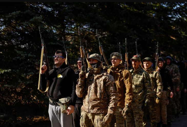 Tân binh Ukraine tại thủ đô Kiev ngày 27-3 - Ảnh: REUTERS