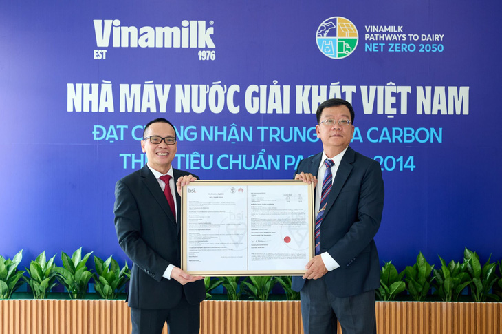 Ông Lê Duyên Anh, tổng giám đốc BSI Việt Nam (bên trái) trao chứng nhận trung hòa carbon cho ông Nguyễn Thế Hòa - giám đốc Nhà máy Nước giải khát Việt Nam (bên phải) thuộc Vinamilk - Ảnh: V.N