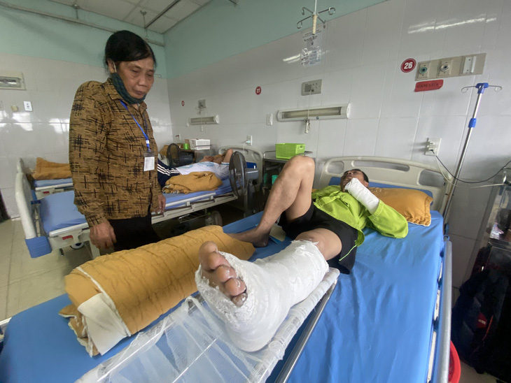 Anh Phạm Ngọc Long (43 tuổi, ở huyện Yên Bình) bị gãy tay và chân sau sự cố máy nghiền xi măng - Ảnh: C.TUỆ