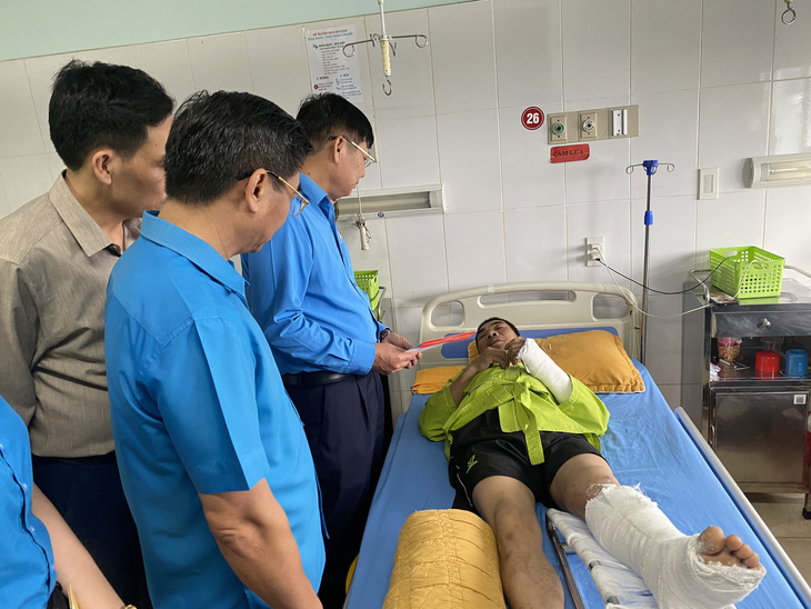 Sáng 23-4, lãnh đạo Tổng liên đoàn Lao động Việt Nam tới Bệnh viện Đa khoa tỉnh Yên Bái thăm hỏi 3 công nhân bị thương - Ảnh: C.TUỆ