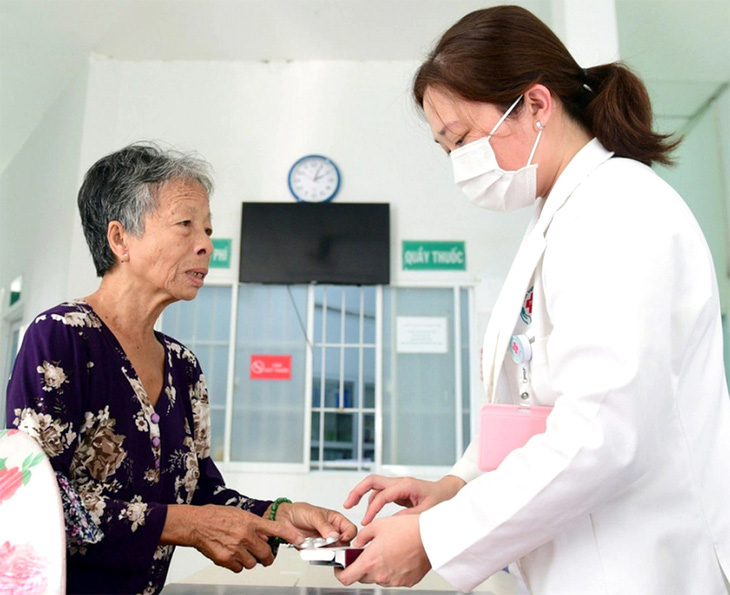 Bác sĩ Ngọc Hà tư vấn cho bà con tại xã đảo Thạnh An - Ảnh: NVCC