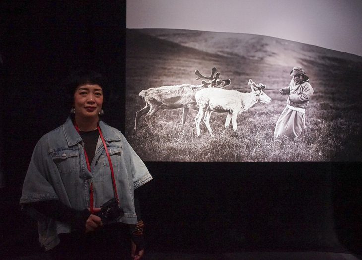 Trần Thanh Thảo bên một bức ảnh chụp khoảnh khắc ở Mông Cổ - Ảnh: H.VY