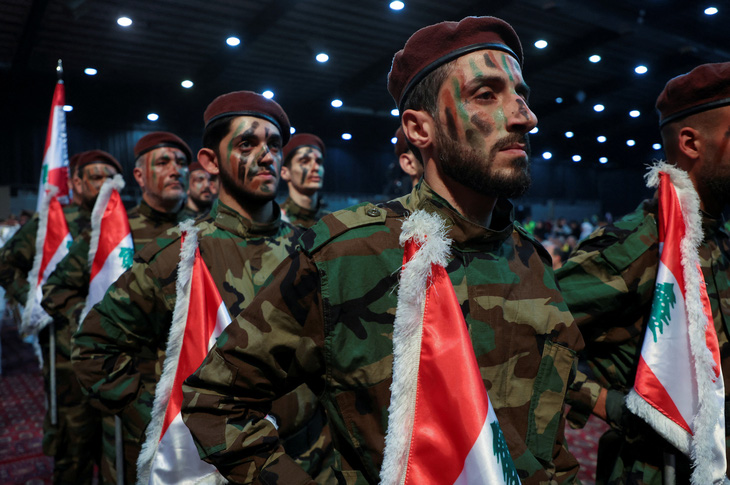 Các thành viên lực lượng Hezbollah diễu hành tại Lebanon hôm 5-4 - Ảnh: REUTERS