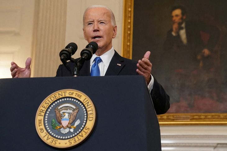 Tổng thống Mỹ Joe Biden phát biểu sau khi ký thành luật viện trợ cho Ukraine vào ngày 24-4 - Ảnh: REUTERS