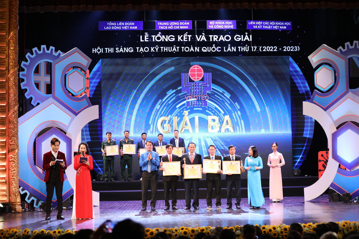 Nhóm tác giả đén từ PC Đà Nẵng được trao giải ba - Ảnh: Tuấn Việt