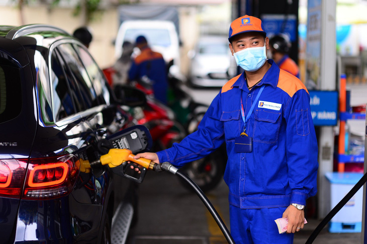 Nhân viên cây xăng đổ xăng cho một khách hàng đi ô tô - Ảnh: QUANG ĐỊNH