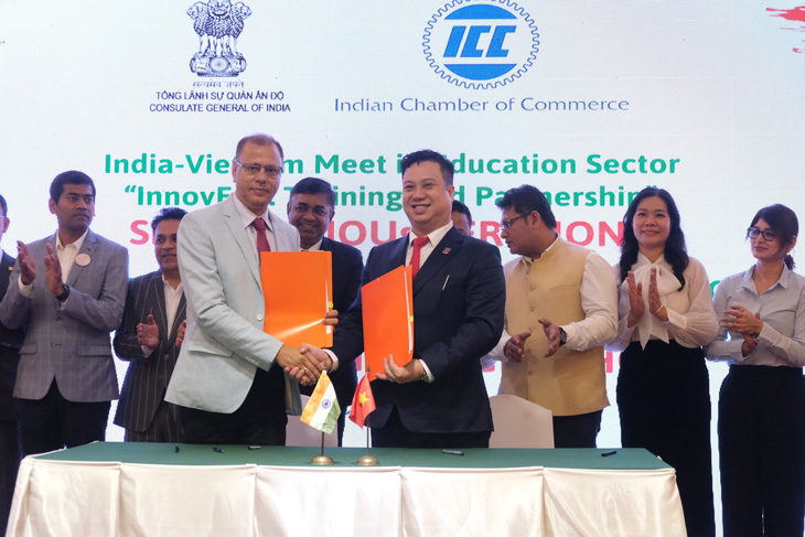 Đại diện Ấn Độ và Việt Nam ký kết hợp tác giáo dục - Ảnh: NGỌC PHƯỢNG