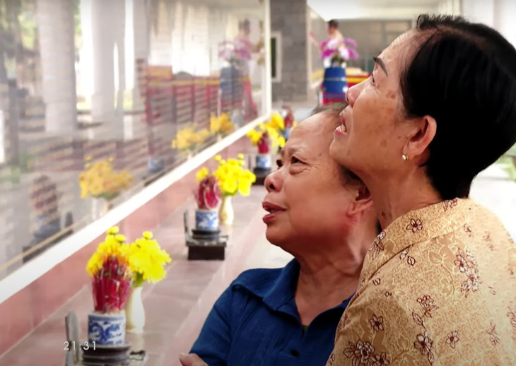 Hai chị em bà Lương Thị Ngọc đi tìm mộ bố ở Điện Biên - Ảnh chụp màn hình
