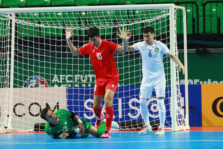 Thủ môn Ravshan Elibaev (Uzbekistan) với tình huống hóa giải pha tấn công của tuyển futsal Việt Nam - Ảnh: ĐỨC AN