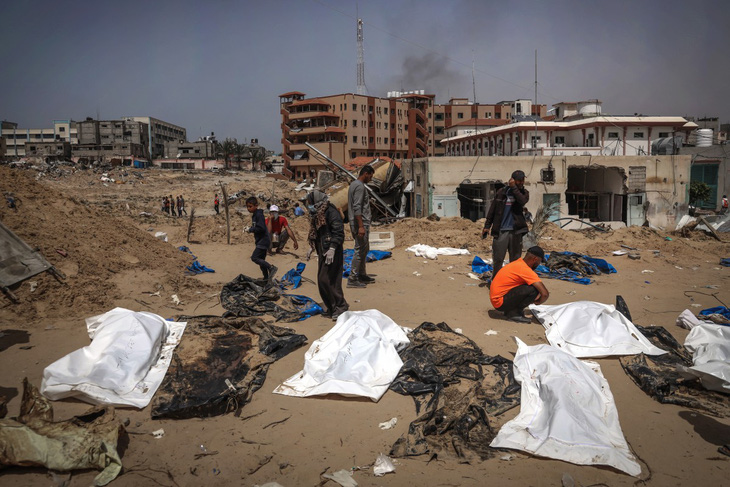 Các thi thể được chôn tập thể ở Bệnh viện Nasser tại thành phố Khan Yunis, phía nam Gaza - Ảnh: AFP
