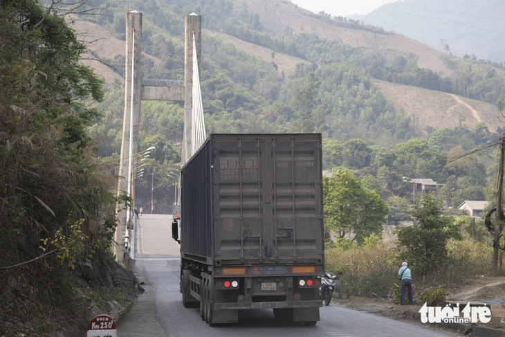 Cầu treo Đakrông trên đường Hồ Chí Minh nhánh Tây, là con đường độc đạo dẫn vào các xã phía nam huyện Đakrông - Ảnh: HOÀNG TÁO
