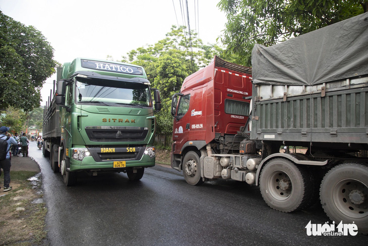 Xe tải tránh nhau trên quốc lộ 15D rồi lưu thông ra đường Hồ Chí Minh nhánh Tây - Ảnh: HOÀNG TÁO
