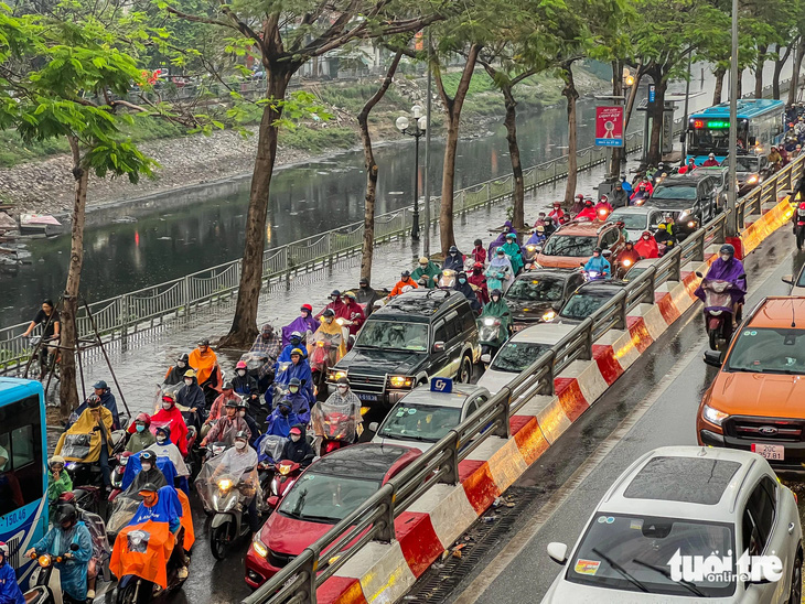Mưa đúng giờ đi làm khiến giao thông Hà Nội hỗn loạn, dân 'chật vật' nhích từng chút tới công sở- Ảnh 4.