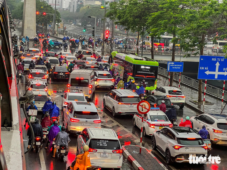 Mưa đúng giờ đi làm khiến giao thông Hà Nội hỗn loạn, dân 'chật vật' nhích từng chút tới công sở- Ảnh 3.